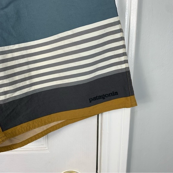 ⚡️Patagonia Men's M's Wavefarer Boardshorts Striped Size 34 - Picture 3 of 4